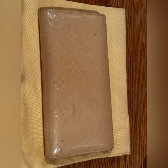 LOUIS VUITTON Vernis Sarah Bifold Wallet. - Picture 7 of 15